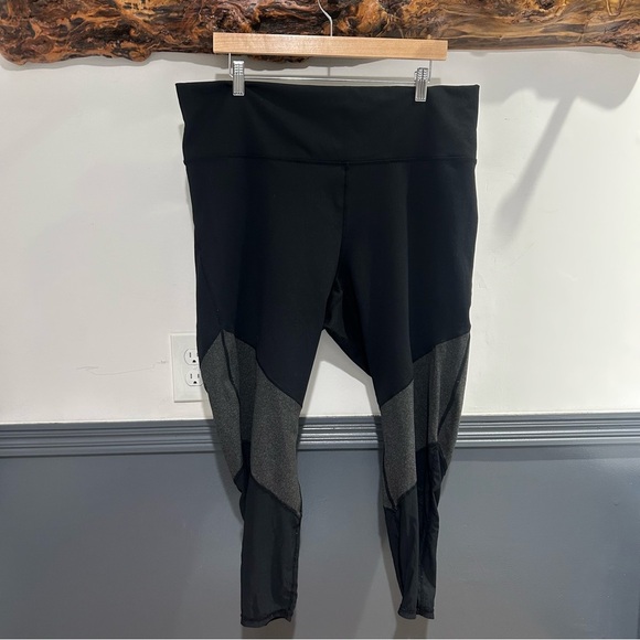 Plus Size Black High-Waisted Capri Leggings - Fabletics PowerHold 3X - Picture 1 of 13